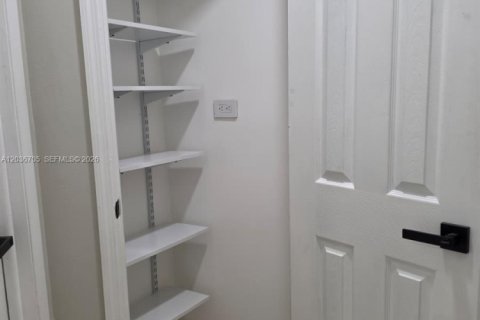 Propiedad comercial en alquiler en Miami, Florida, 1 dormitorio, 131.09 m2 № 2085013 - foto 11