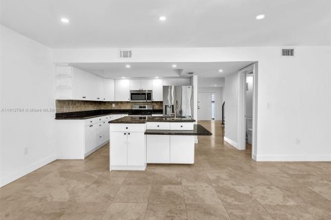 Touwnhouse à vendre à North Miami Beach, Floride: 3 chambres, 179.86 m2 № 1969124 - photo 16