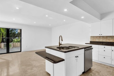 Touwnhouse à vendre à North Miami Beach, Floride: 3 chambres, 179.86 m2 № 1969124 - photo 15