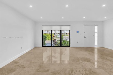 Touwnhouse à vendre à North Miami Beach, Floride: 3 chambres, 179.86 m2 № 1969124 - photo 12