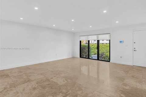 Touwnhouse à vendre à North Miami Beach, Floride: 3 chambres, 179.86 m2 № 1969124 - photo 13