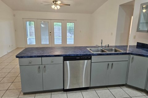 Casa en alquiler en Tampa, Florida, 3 dormitorios, 177.54 m2 № 1825234 - foto 6