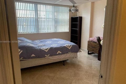 Condo in Hallandale Beach, Florida, 2 bedrooms  № 2043277 - photo 8
