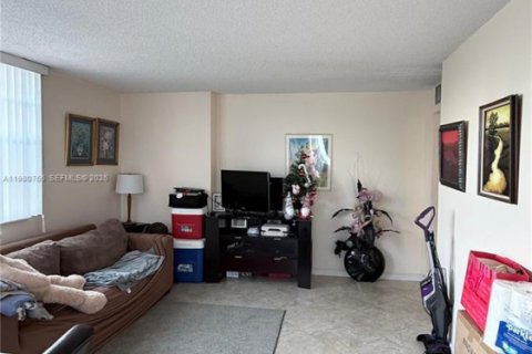 Condo in Hallandale Beach, Florida, 2 bedrooms  № 2043277 - photo 11