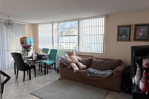 Condo in Hallandale Beach, Florida, 2 bedrooms  № 2043277 - photo 13