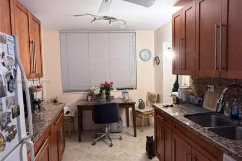 Condo in Hallandale Beach, Florida, 2 bedrooms  № 2043277 - photo 9