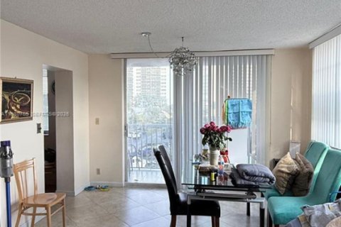 Condo in Hallandale Beach, Florida, 2 bedrooms  № 2043277 - photo 16