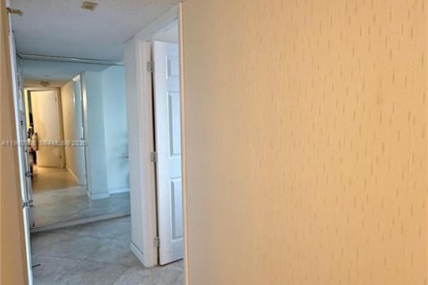 Condo in Hallandale Beach, Florida, 2 bedrooms  № 2043277 - photo 14