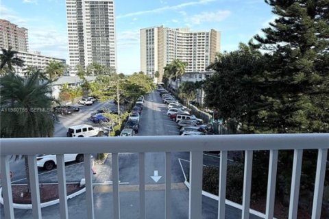 Condo in Hallandale Beach, Florida, 2 bedrooms  № 2043277 - photo 10