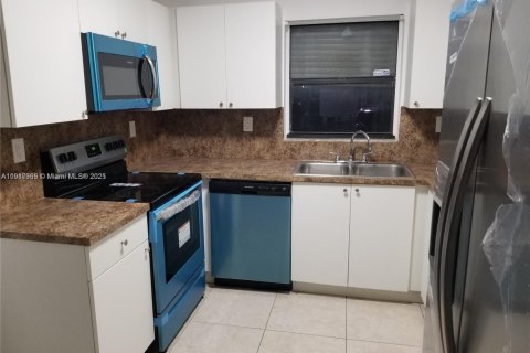 Купить таунхаус в Майами, Флорида 3 спальни, 124.49м2, № 1975129 - фото 9