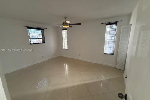 Condominio en alquiler en Hallandale Beach, Florida, 2 dormitorios, 88.26 m2 № 1974023 - foto 17