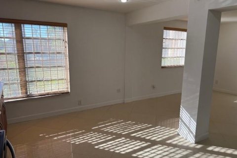 Condominio en alquiler en Hallandale Beach, Florida, 2 dormitorios, 88.26 m2 № 1974023 - foto 11