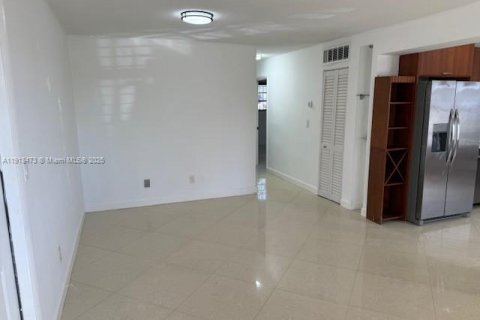 Condominio en alquiler en Hallandale Beach, Florida, 2 dormitorios, 88.26 m2 № 1974023 - foto 3