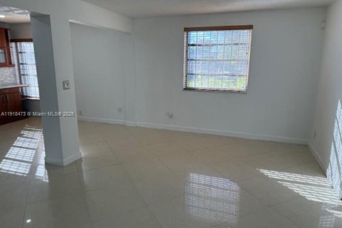 Condominio en alquiler en Hallandale Beach, Florida, 2 dormitorios, 88.26 m2 № 1974023 - foto 6