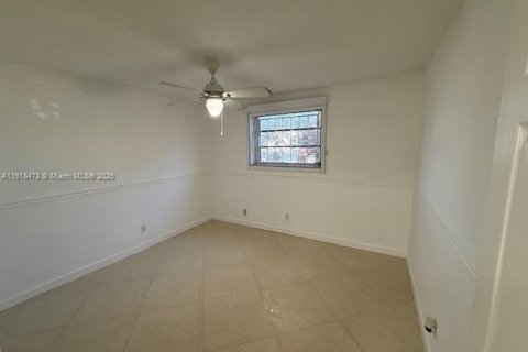 Condominio en alquiler en Hallandale Beach, Florida, 2 dormitorios, 88.26 m2 № 1974023 - foto 15