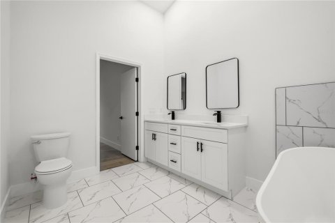 House in Orlando, Florida 4 bedrooms, 177.44 sq.m. № 2195662 - photo 24