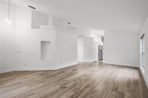 House in Orlando, Florida 4 bedrooms, 177.44 sq.m. № 2195662 - photo 8