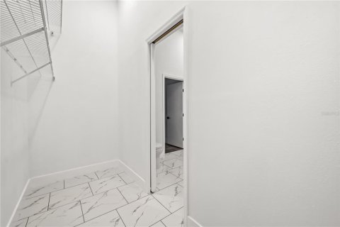House in Orlando, Florida 4 bedrooms, 177.44 sq.m. № 2195662 - photo 25