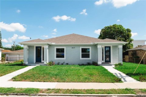 House in Tampa, Florida 2 bedrooms, 100.15 sq.m. № 2202466 - photo 2