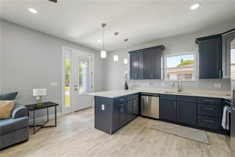 House in Tampa, Florida 2 bedrooms, 100.15 sq.m. № 2202466 - photo 4
