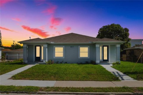House in Tampa, Florida 2 bedrooms, 100.15 sq.m. № 2202466