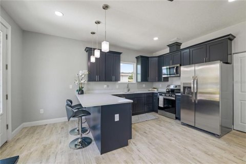 House in Tampa, Florida 2 bedrooms, 100.15 sq.m. № 2202466 - photo 5