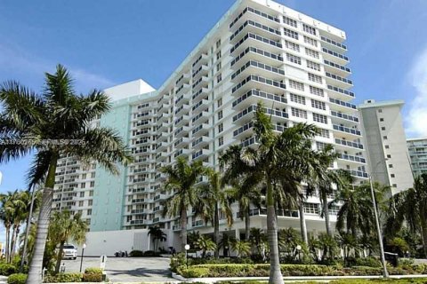 Снять в аренду кондоминиум в Холливуд, Флорида 2 спальни, 115.94м2, № 1506269 - фото 27