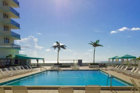 Снять в аренду кондоминиум в Холливуд, Флорида 2 спальни, 115.94м2, № 1506269 - фото 28