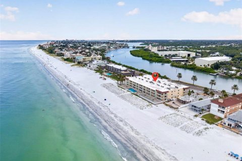 Condo in Indian Rocks Beach, Florida, 1 bedroom  № 2417023 - photo 23