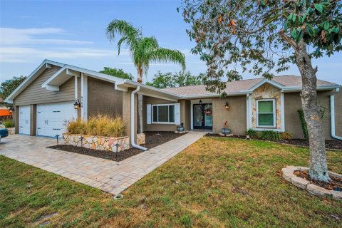 Casa en venta en New Port Richey, Florida, 3 dormitorios, 172.43 m2 № 1910930 - foto 2