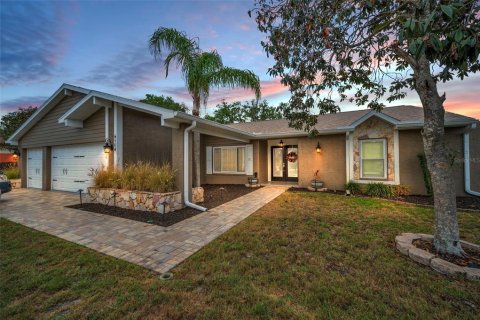 Casa en venta en New Port Richey, Florida, 3 dormitorios, 172.43 m2 № 1910930 - foto 1