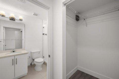 Condominio en alquiler en Miami, Florida, 2 dormitorios, 91.97 m2 № 1976608 - foto 25