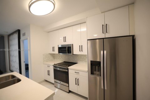 Copropriété à louer à Miami, Floride: 2 chambres, 91.97 m2 № 1976608 - photo 1