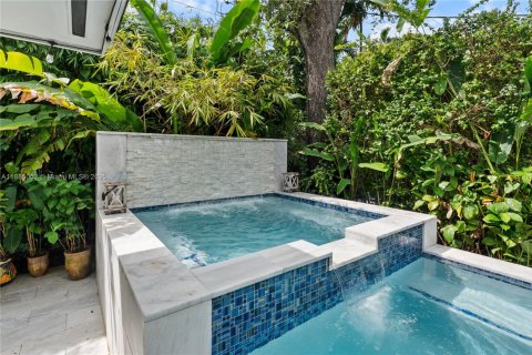 House in Coral Gables, Florida 3 bedrooms, 165.74 sq.m. № 1930539 - photo 15