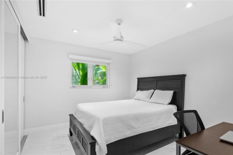 House in Coral Gables, Florida 3 bedrooms, 165.74 sq.m. № 1930539 - photo 20
