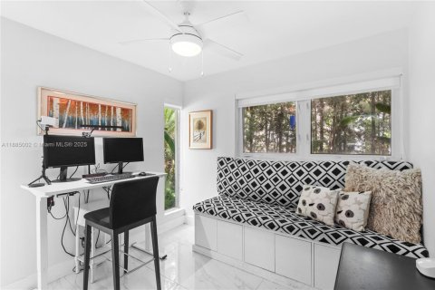 House in Coral Gables, Florida 3 bedrooms, 165.74 sq.m. № 1930539 - photo 4