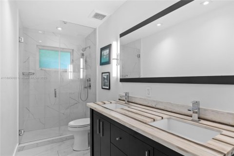 House in Coral Gables, Florida 3 bedrooms, 165.74 sq.m. № 1930539 - photo 19