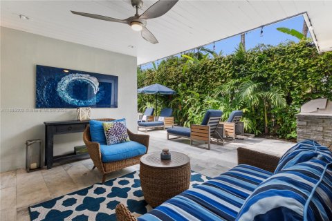 House in Coral Gables, Florida 3 bedrooms, 165.74 sq.m. № 1930539 - photo 5