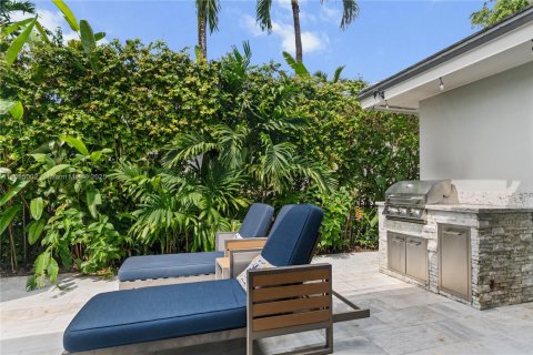 House in Coral Gables, Florida 3 bedrooms, 165.74 sq.m. № 1930539 - photo 12