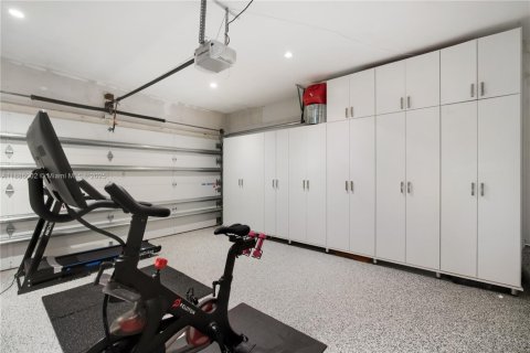 House in Coral Gables, Florida 3 bedrooms, 165.74 sq.m. № 1930539 - photo 25