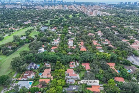 House in Coral Gables, Florida 3 bedrooms, 165.74 sq.m. № 1930539 - photo 23