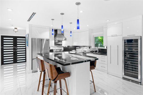 House in Coral Gables, Florida 3 bedrooms, 165.74 sq.m. № 1930539 - photo 8