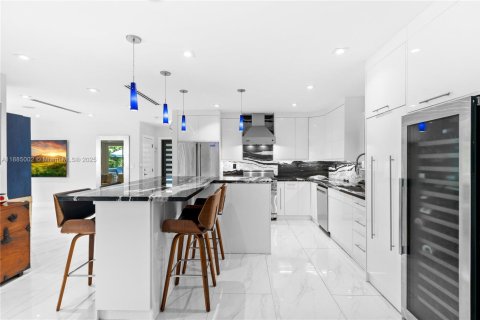 House in Coral Gables, Florida 3 bedrooms, 165.74 sq.m. № 1930539 - photo 9