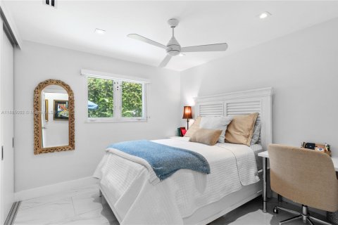 House in Coral Gables, Florida 3 bedrooms, 165.74 sq.m. № 1930539 - photo 18
