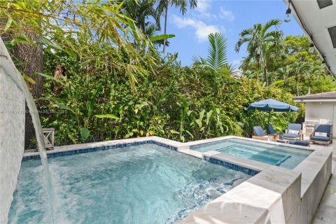 House in Coral Gables, Florida 3 bedrooms, 165.74 sq.m. № 1930539 - photo 6