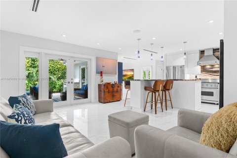 House in Coral Gables, Florida 3 bedrooms, 165.74 sq.m. № 1930539 - photo 3