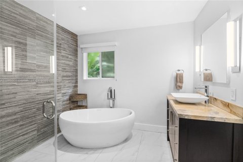 House in Coral Gables, Florida 3 bedrooms, 165.74 sq.m. № 1930539 - photo 16