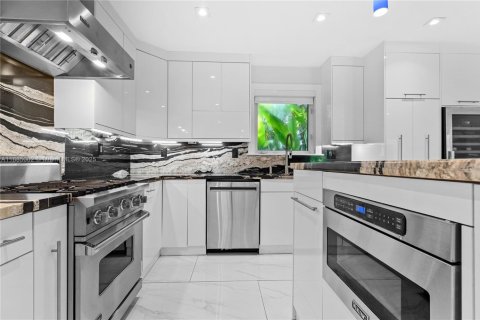 House in Coral Gables, Florida 3 bedrooms, 165.74 sq.m. № 1930539 - photo 10