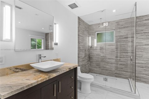 House in Coral Gables, Florida 3 bedrooms, 165.74 sq.m. № 1930539 - photo 17
