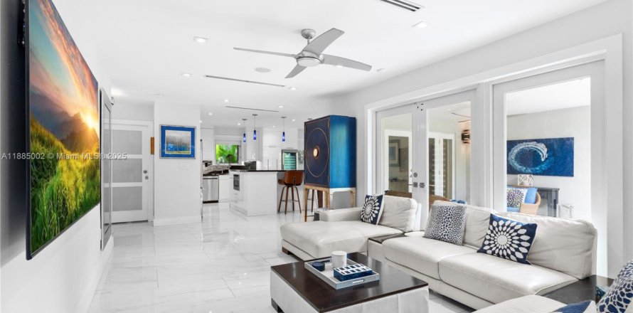 House in Coral Gables, Florida 3 bedrooms, 165.74 sq.m. № 1930539